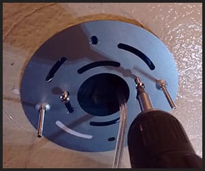 Installing Holding Screws Installing Holding Screws